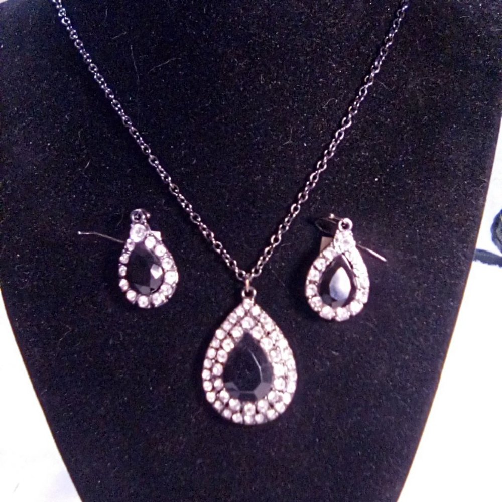 Vintage Beautiful Rhinestone /Black Stone Necklace N Earrings Set